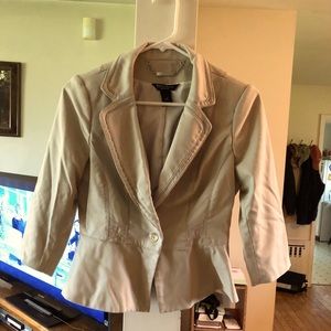 Light tan 3/4 sleeve one button jacket